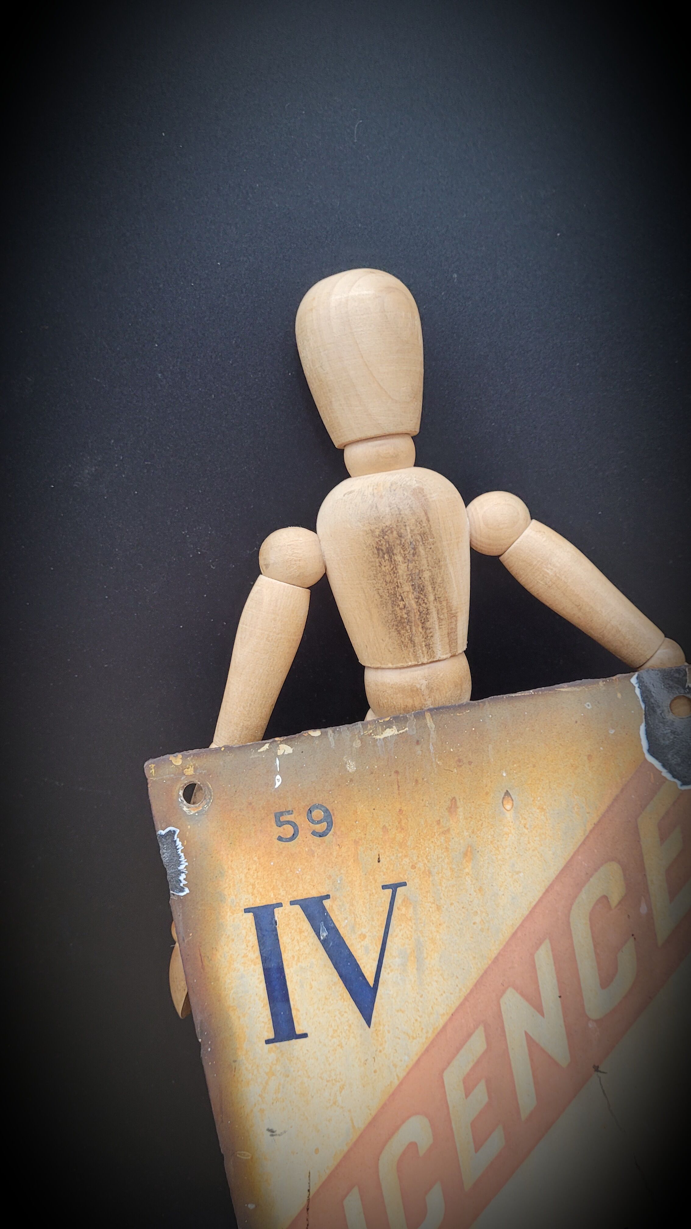 License IV enamelled plate