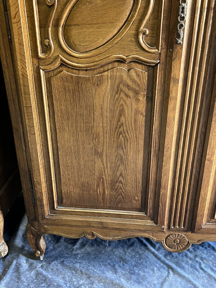 Norman Cauchoise wardrobe in medium oak, carved from the 19th century with a gendarme hat top.