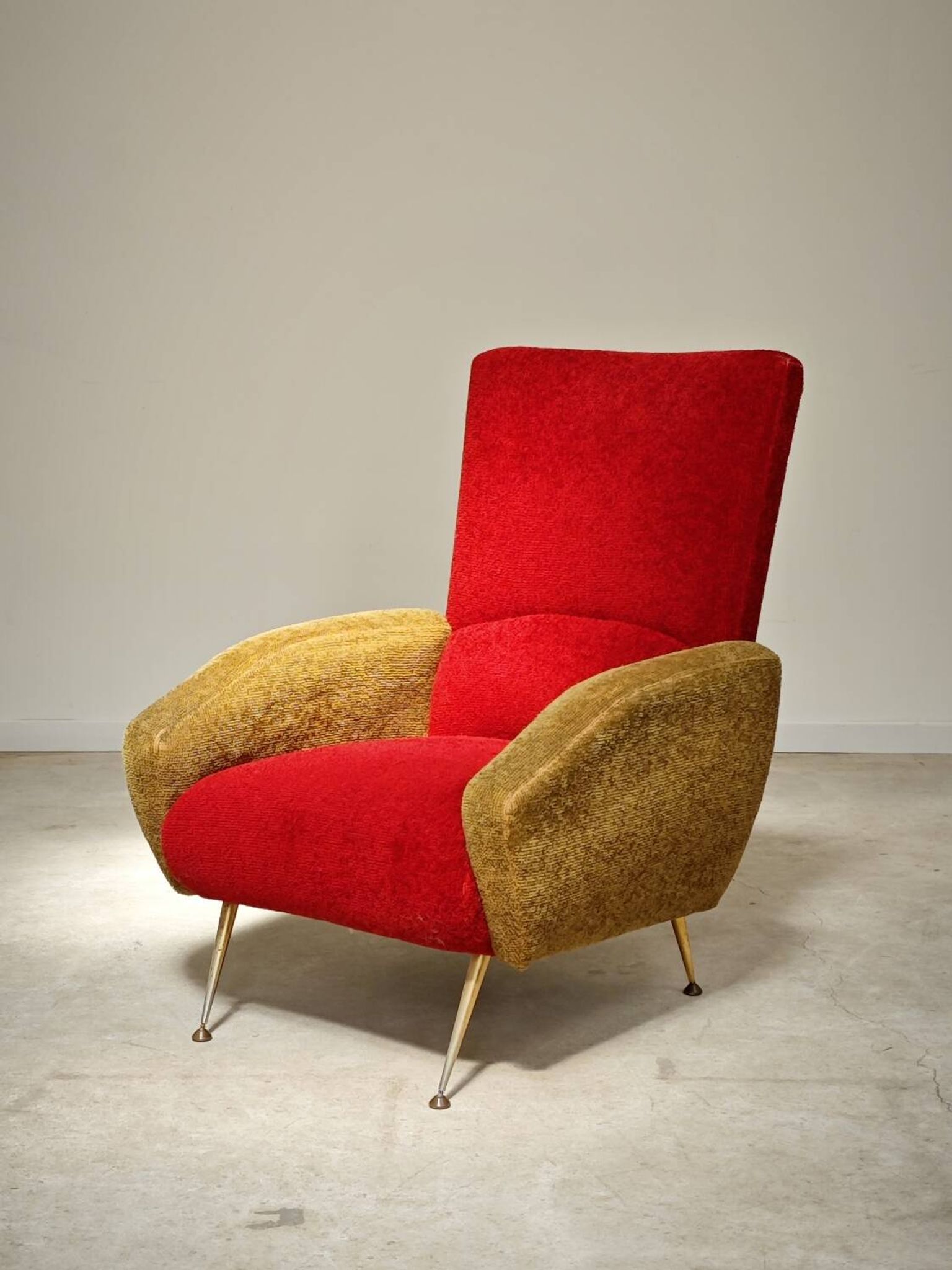 Fauteuil tissu rouge et jaune moutarde style bouclette 1970