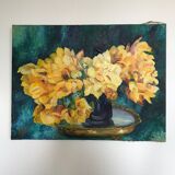 Table bouquet of yellow roses