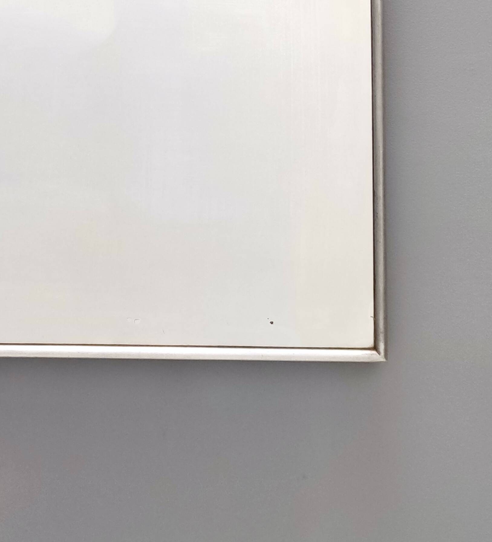 Miroir mural minimaliste en forme de bouclier avec cadre en acier, Italie