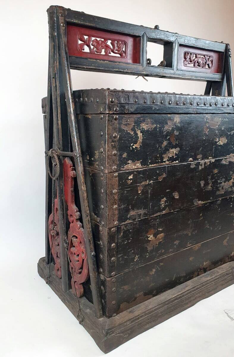 Large lacquered wooden wedding chest - China - 19th century