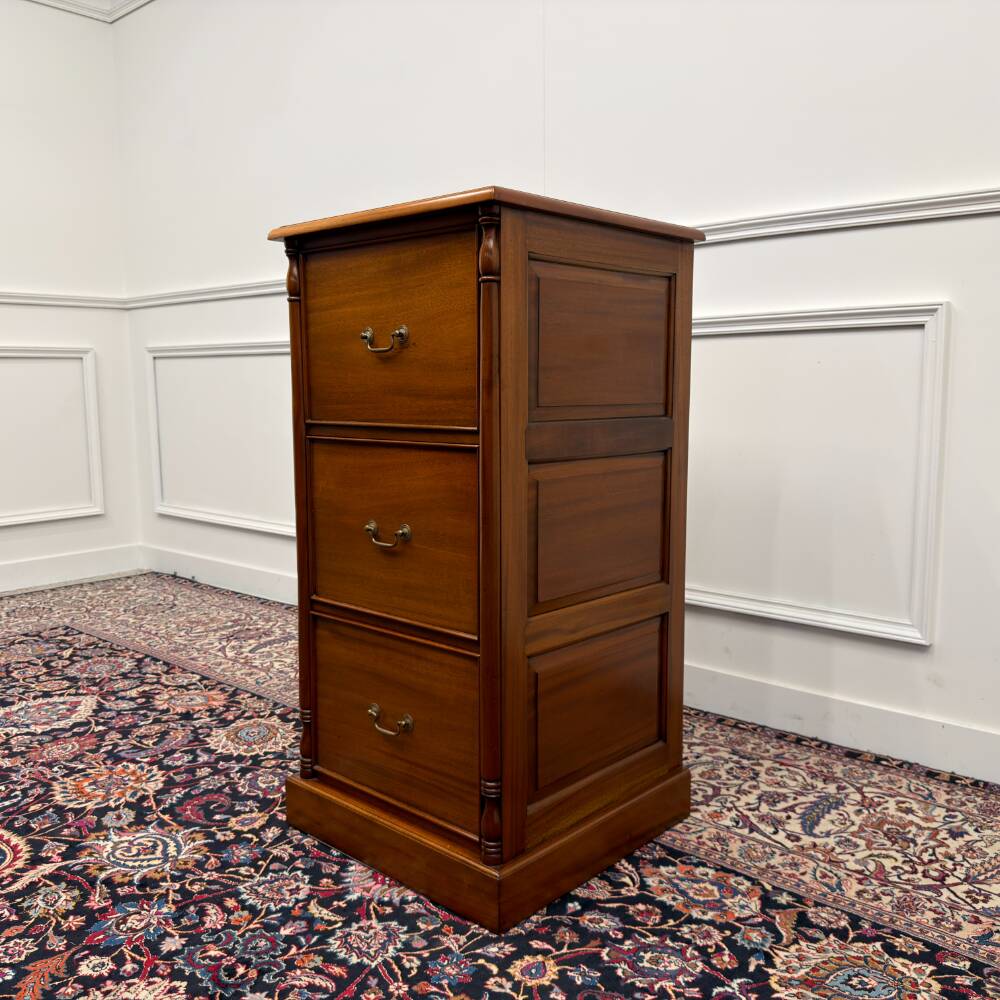 Classic Englisch Chest of Drawers