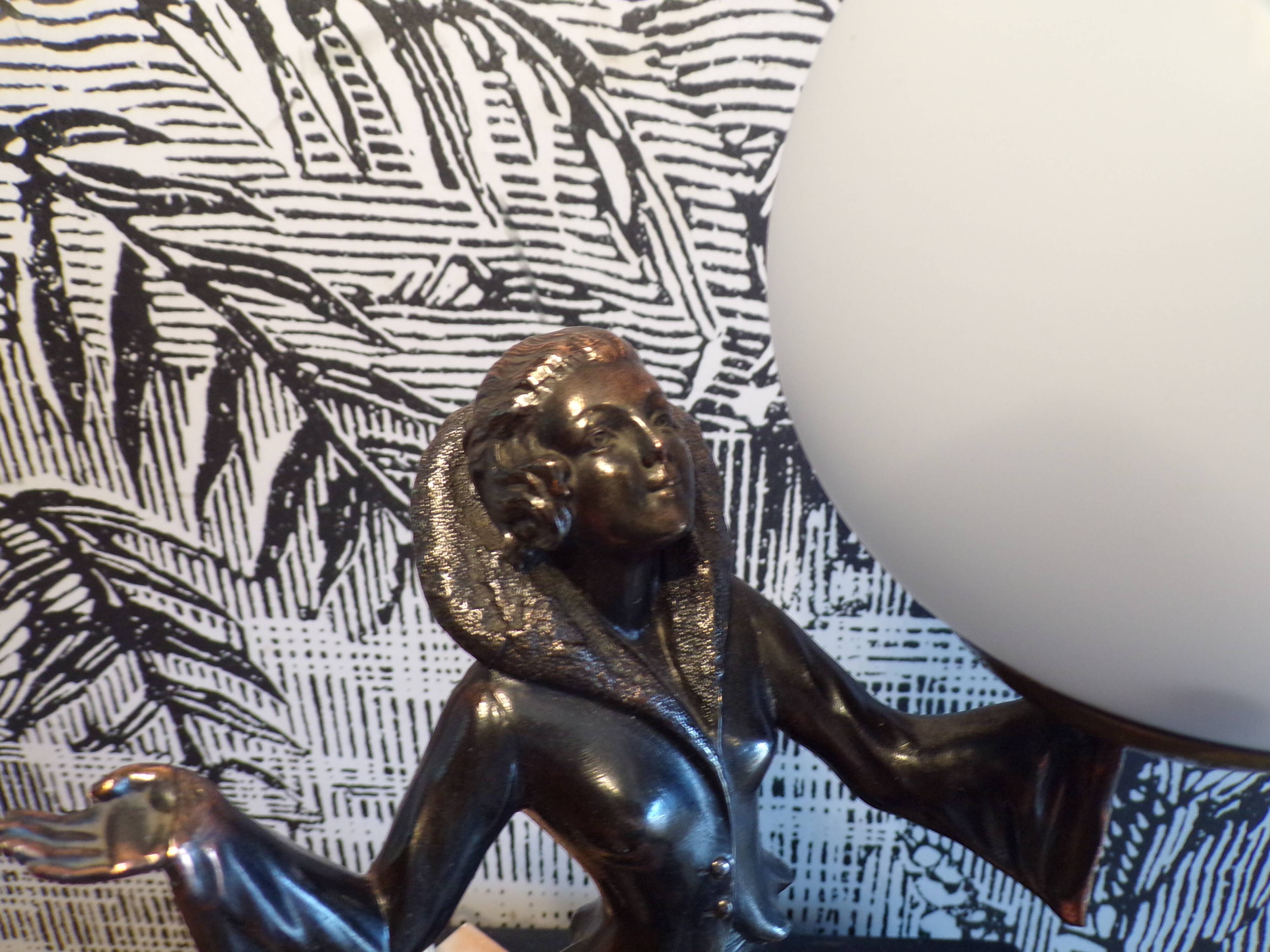 Lampe art déco femme au ballon