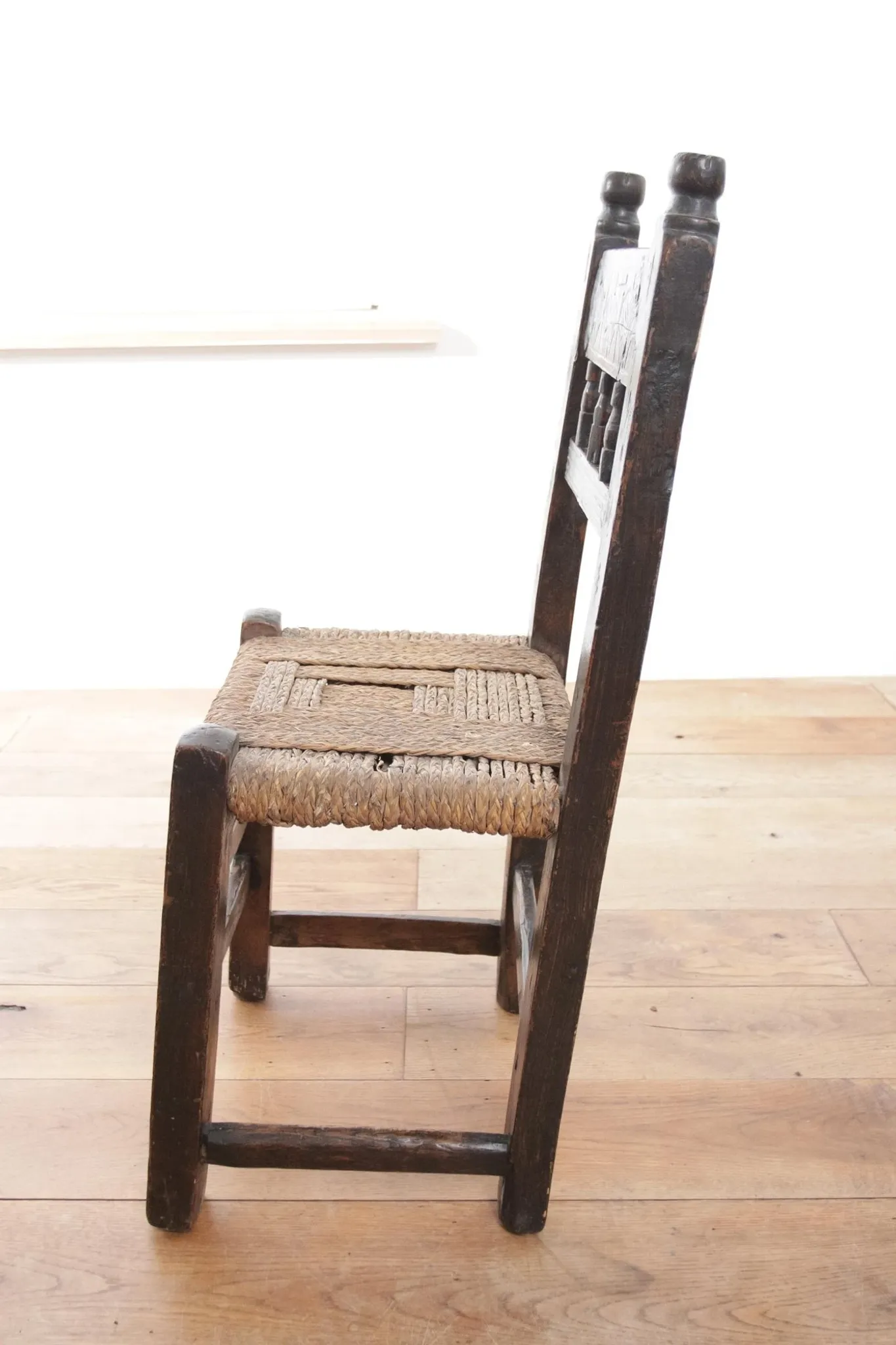 17th-century farmhouse chair with carved motifs – wabi sabi