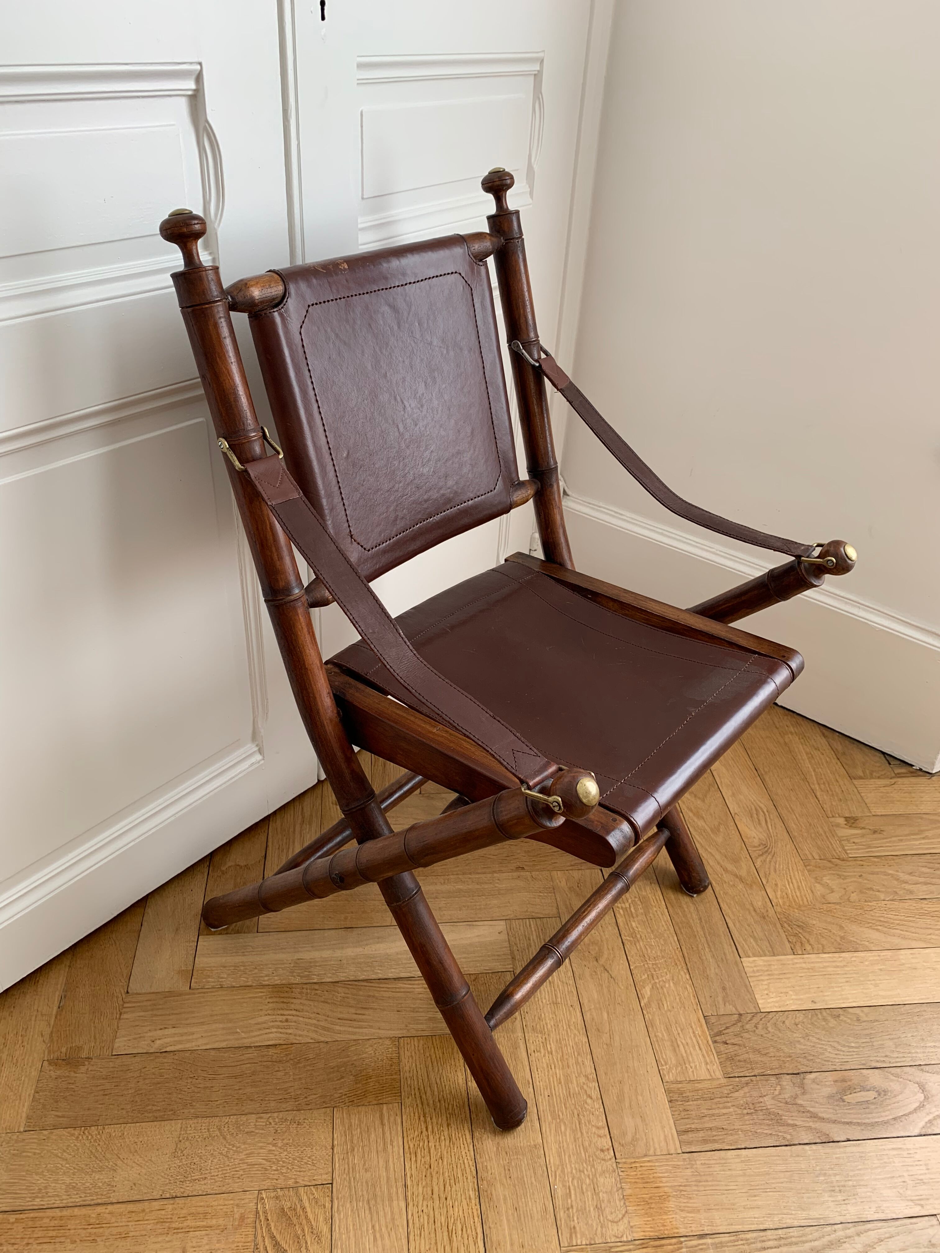 Lot de trois chaises d’officier pliantes bois et cuir