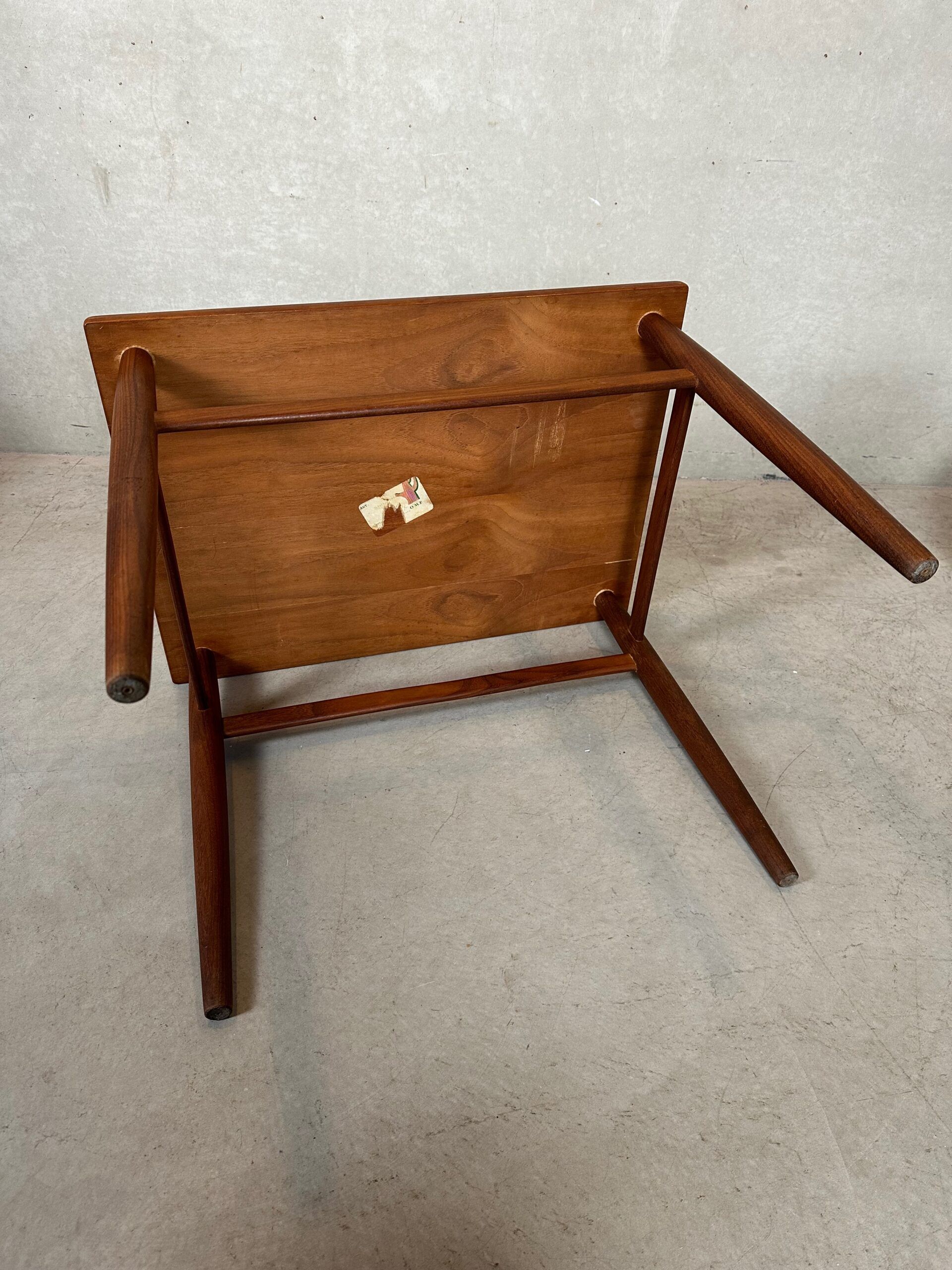 Table d'appoint vintage – Teck – O.M.F.