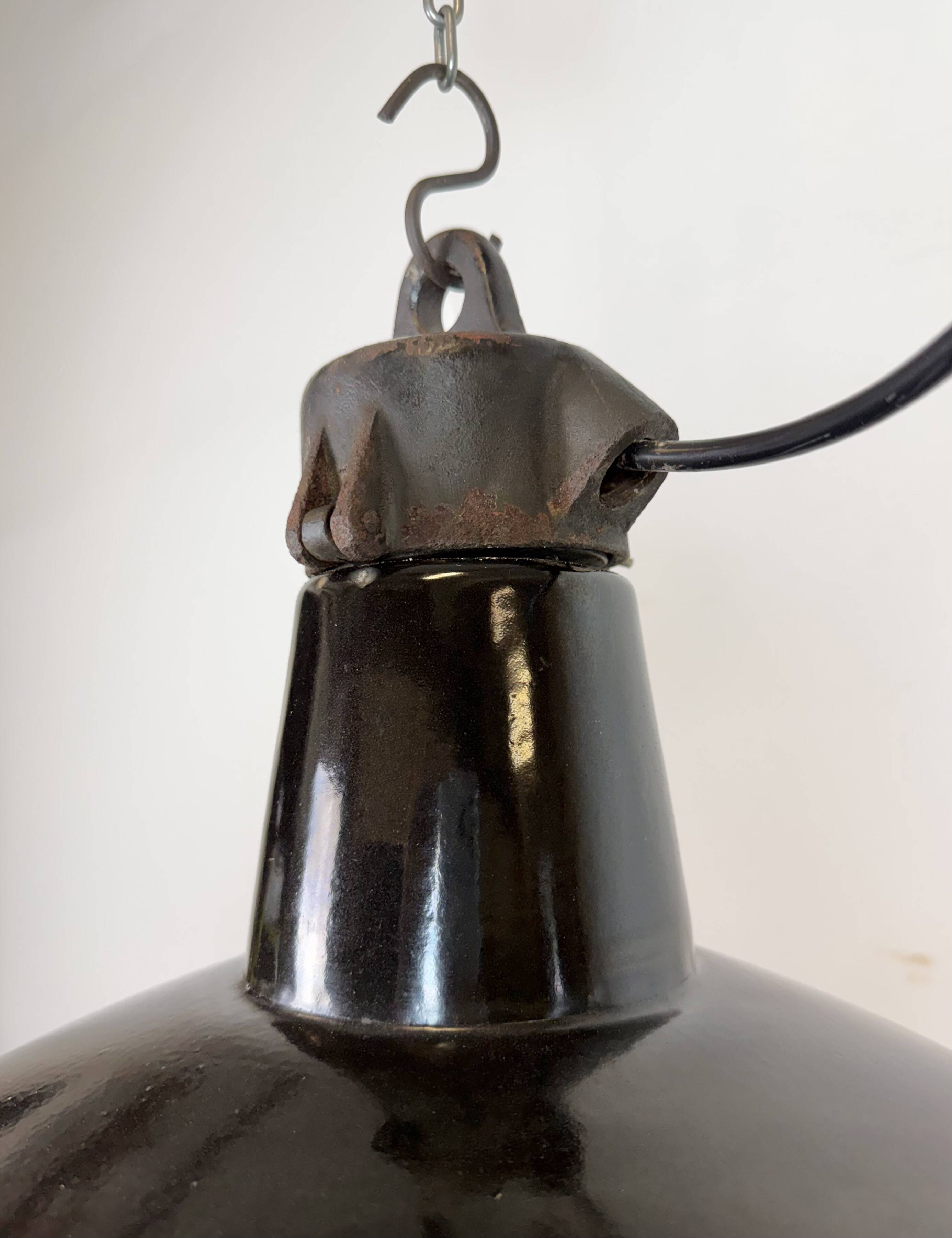 Lampe d'usine industrielle en émail noir avec dessus en fonte, années 1950