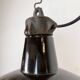 Lampe d'usine industrielle en émail noir avec dessus en fonte, années 1950