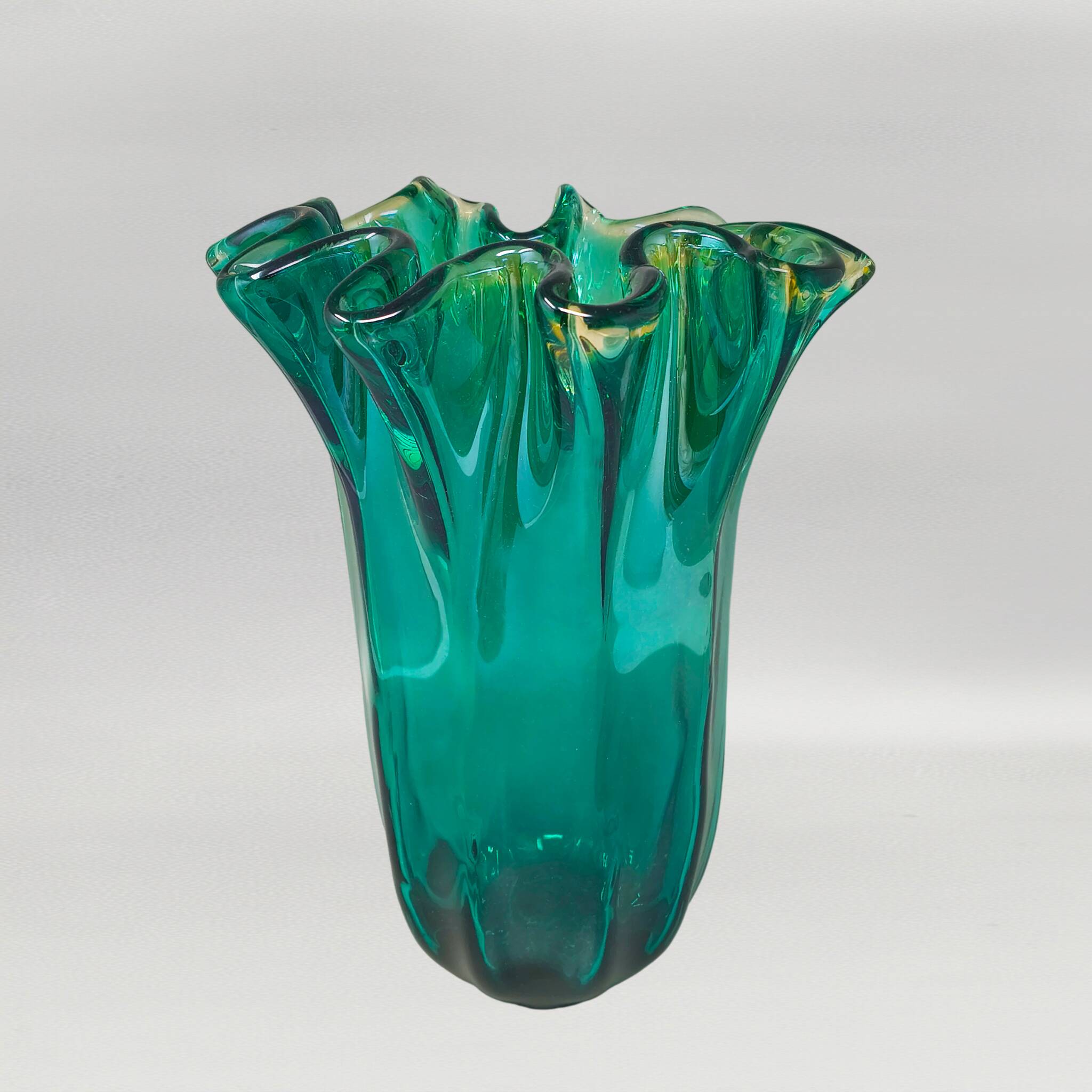 1970s Astonishing Emerald Green "Fazzoletto" Vase by Michielotto in Murano Glass. Made in Italy