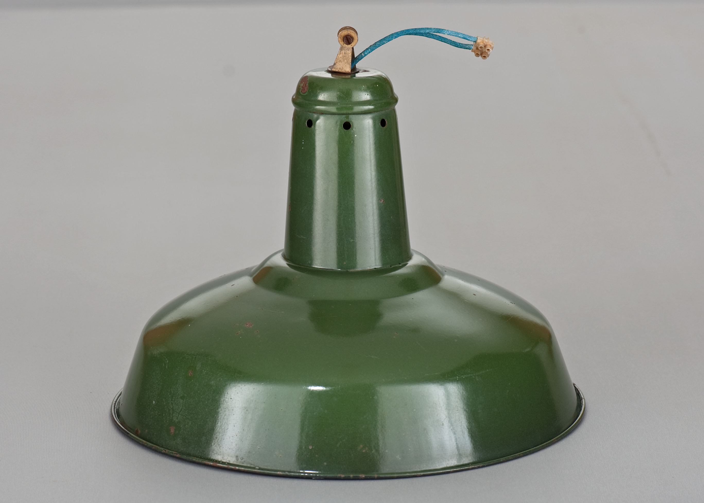 Industrial suspension in green enamelled sheet metal 40cm size L 1960