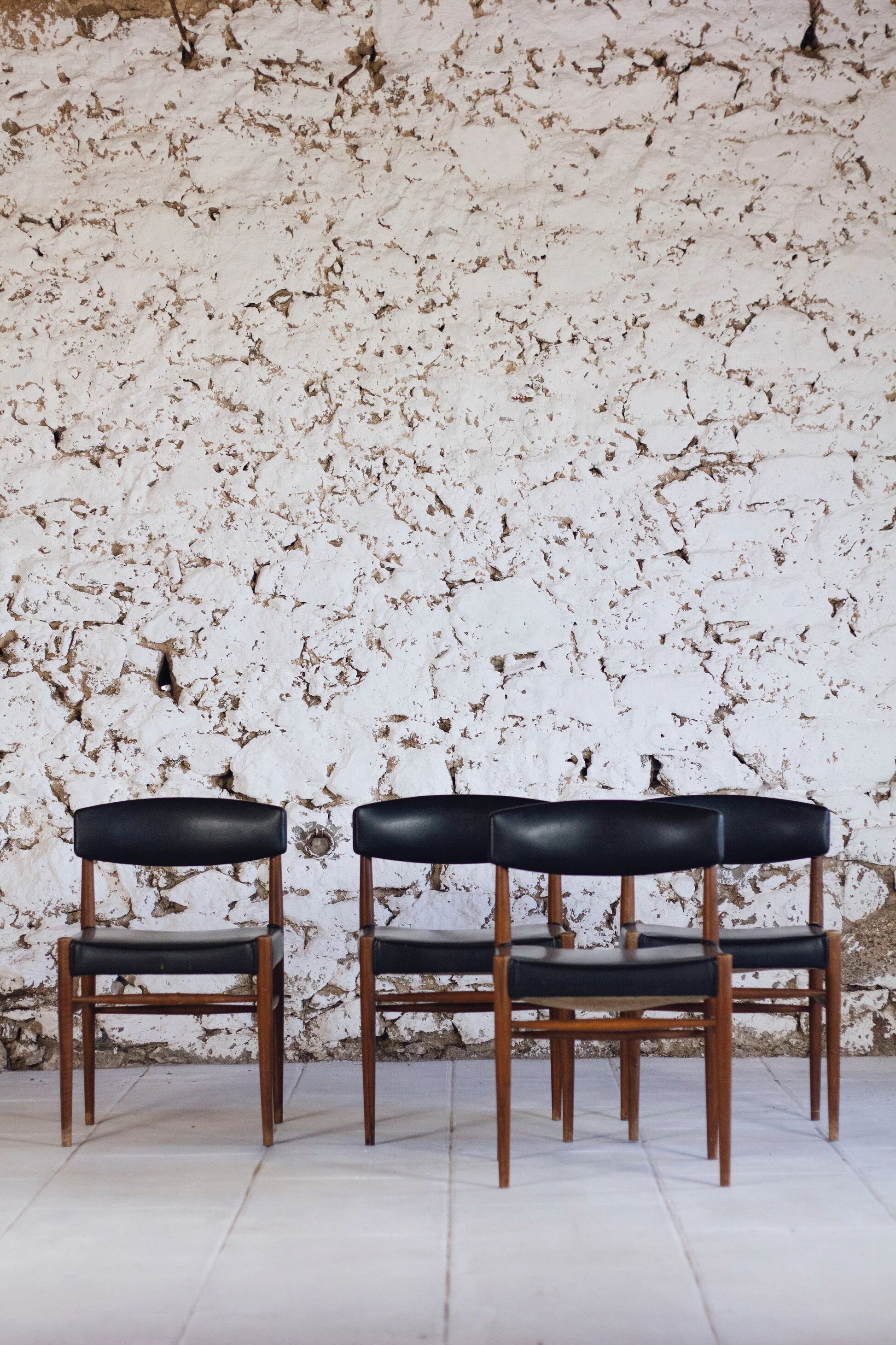 Set of 5 Scandinavian chairs in teak and faux leather, 1960.
