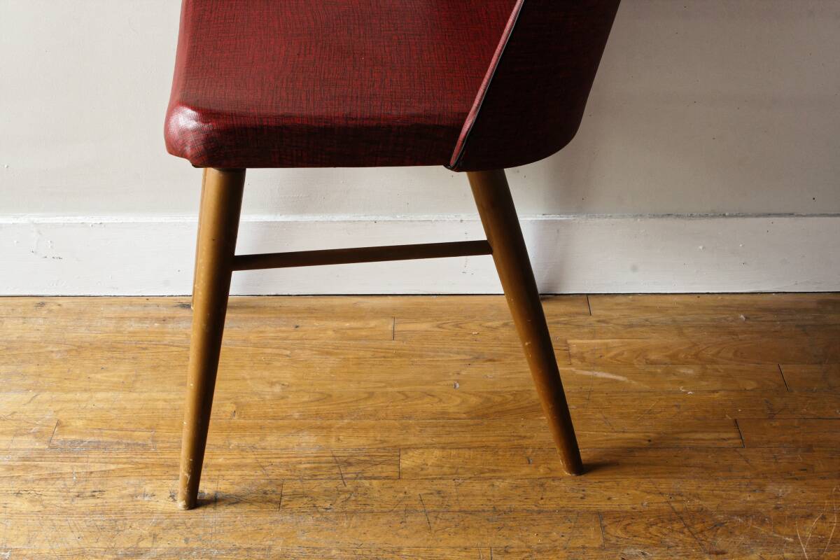 Chaise en skai rouge, pieds compas, années 60