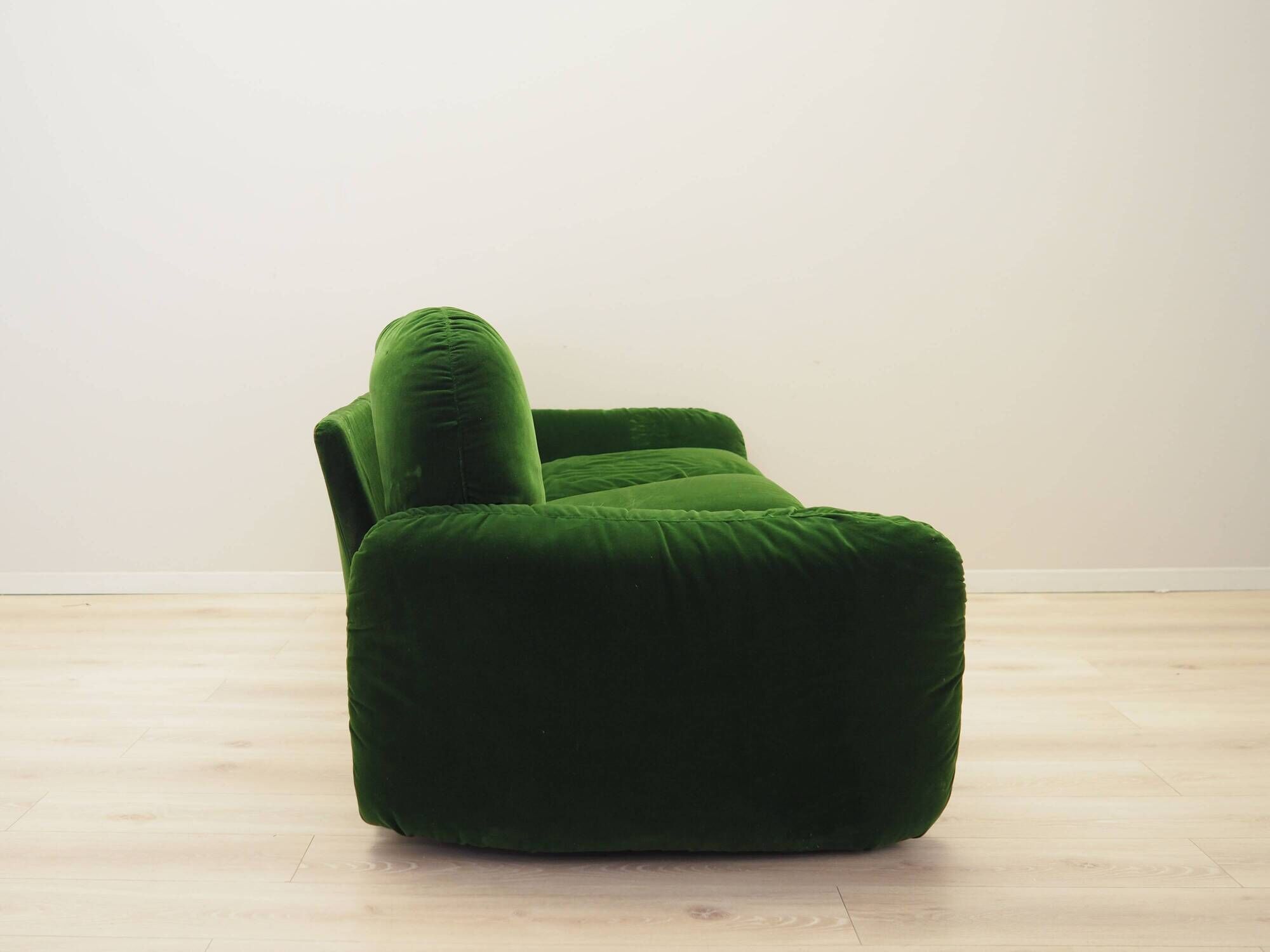Green velour sofa, Italian design, 1970s, manufacturer: Busnelli, designer