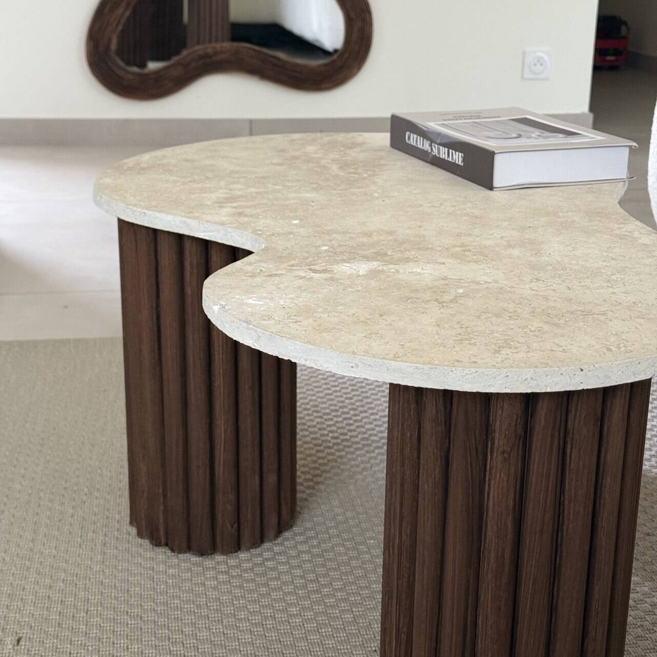 Table basse "poire"  travertin et bois cannelé | chêne foncé | 3 pieds