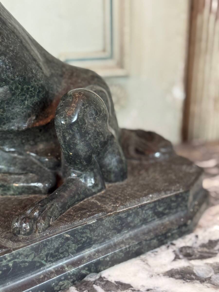 Large model of the Jennings dog in serpentine marble, memento of the Grand Tour, 19th century.