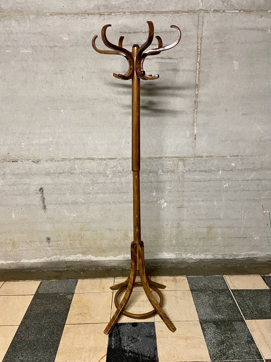 Baumann parrot coat rack