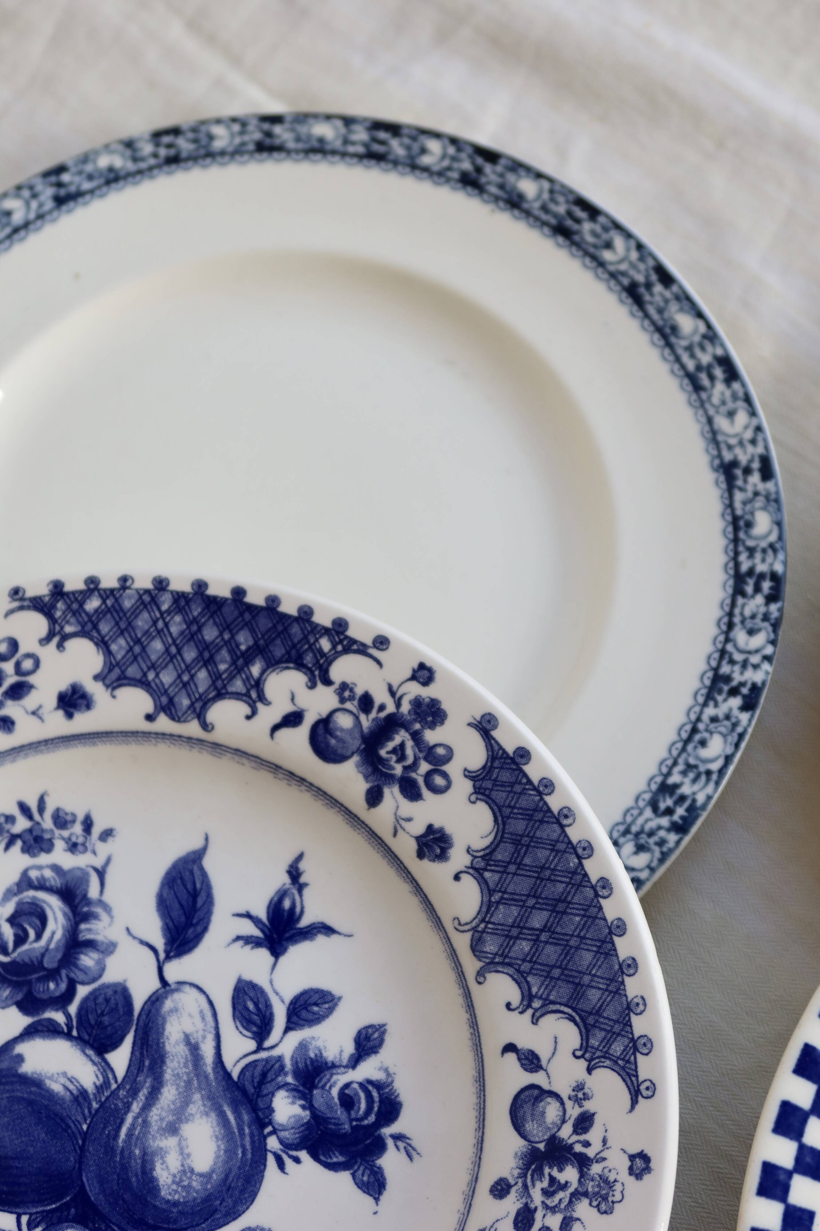 6 mismatched antique blue and white dinner plates – earthenware, porcelain
