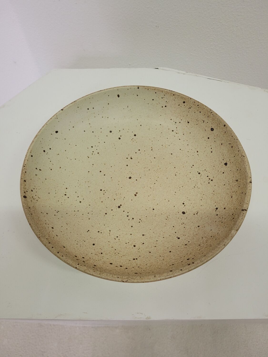 Assiette en grès vintage signée