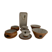 Set pour deux personnes bols, tasses, assiettes et plat en céramique tachiste, La Colombe, 1970