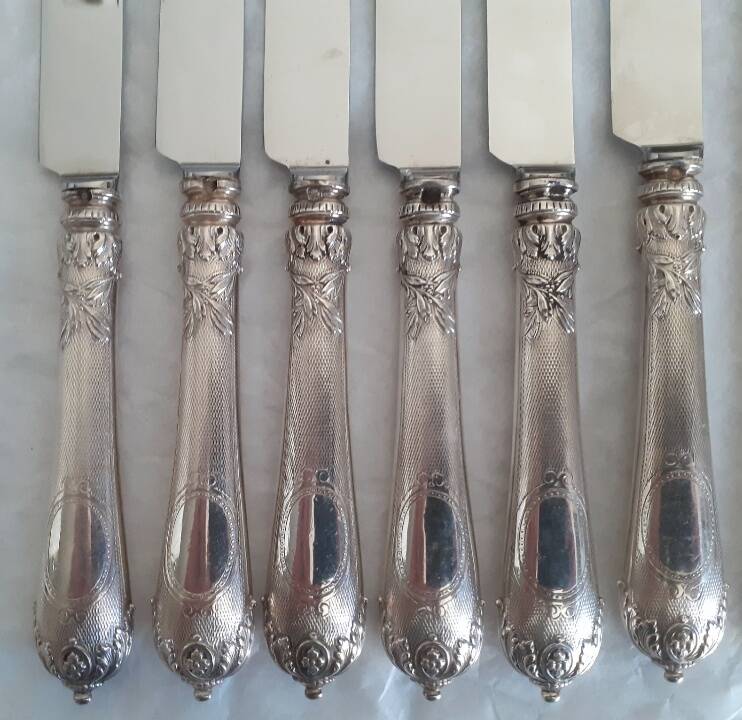 12 knives with silver-plated handles