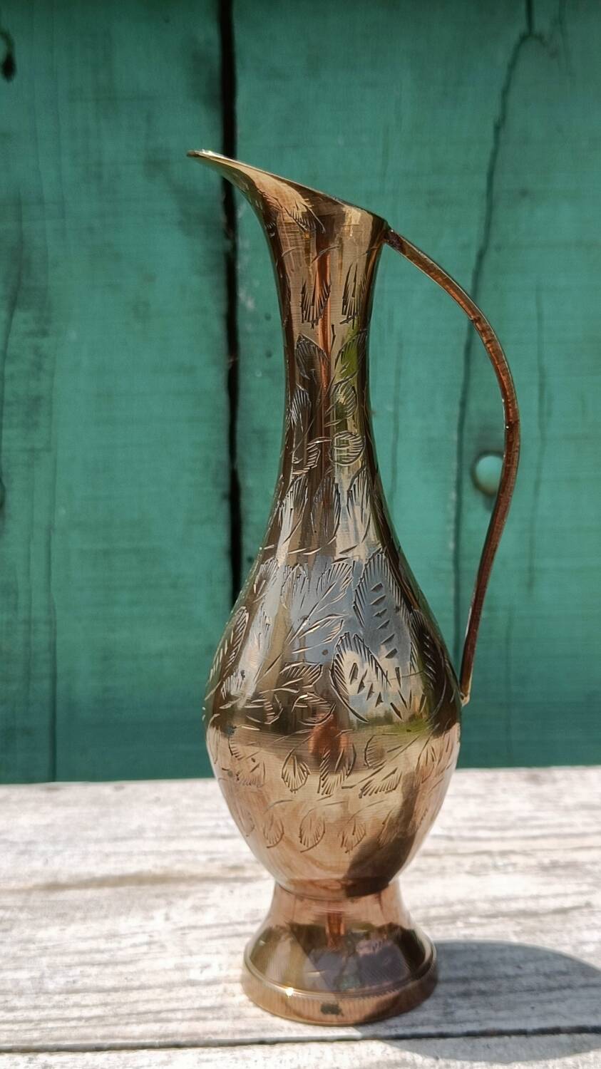 Carafe vase in chiseled brass