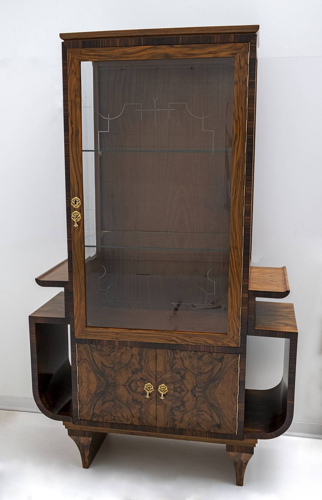 Art Dèco Italian Walnut Vitrines or Bar Display Cabinet, 1925
