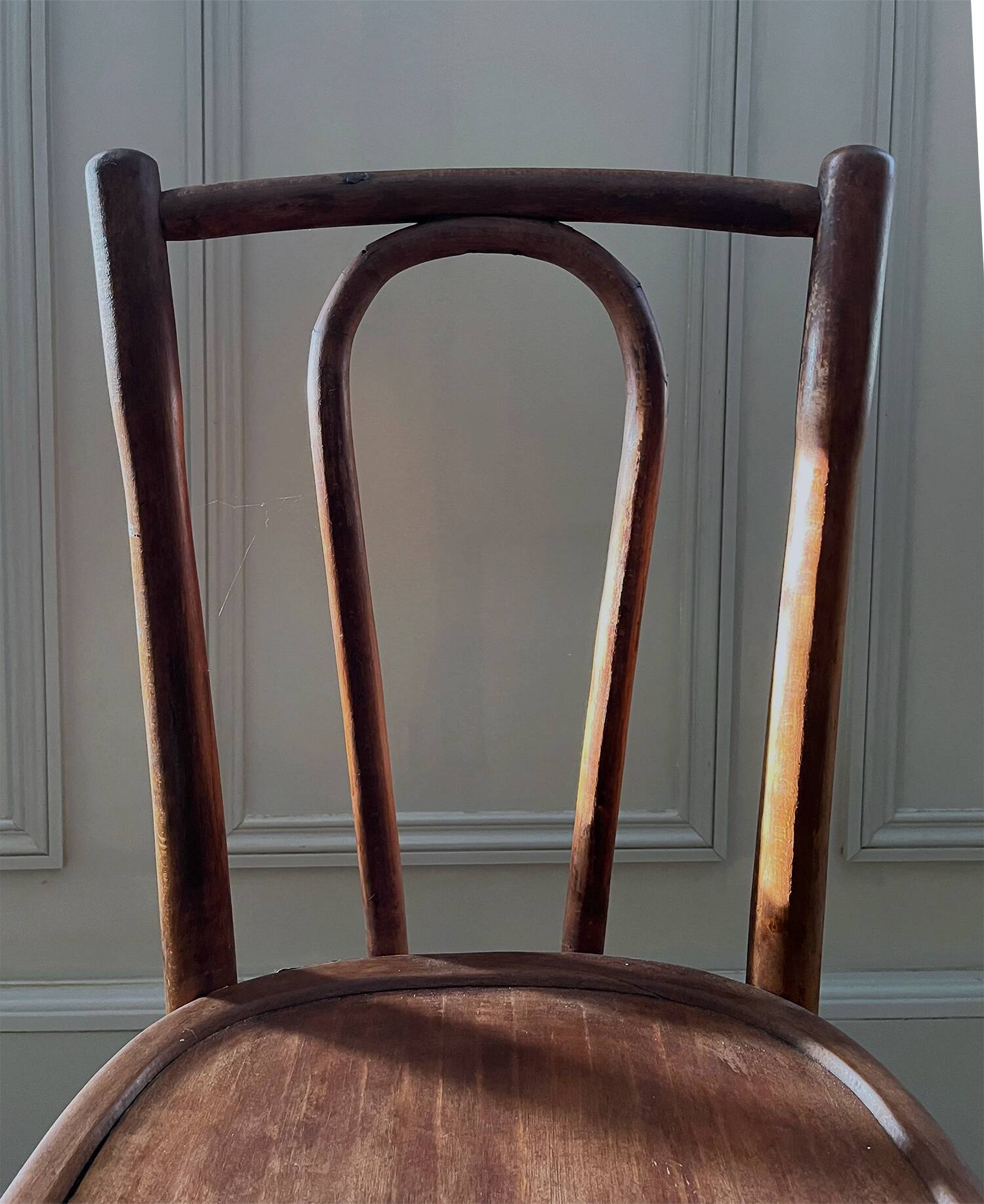 Chaises de style bistrot parisien