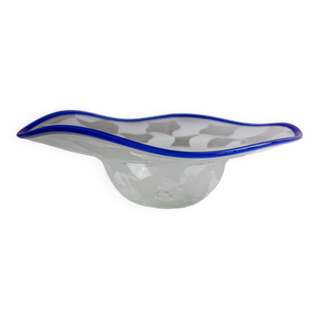 Bol en verre de Murano bleu avec motif à carreaux blancs et bord ondulé, signé RL'94