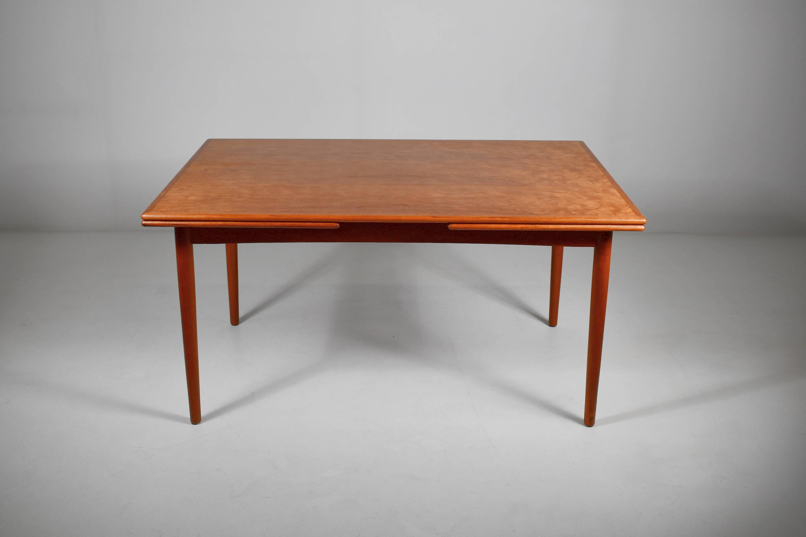 Table à manger en teck par Georg Petersens. Danemark, années 1960.