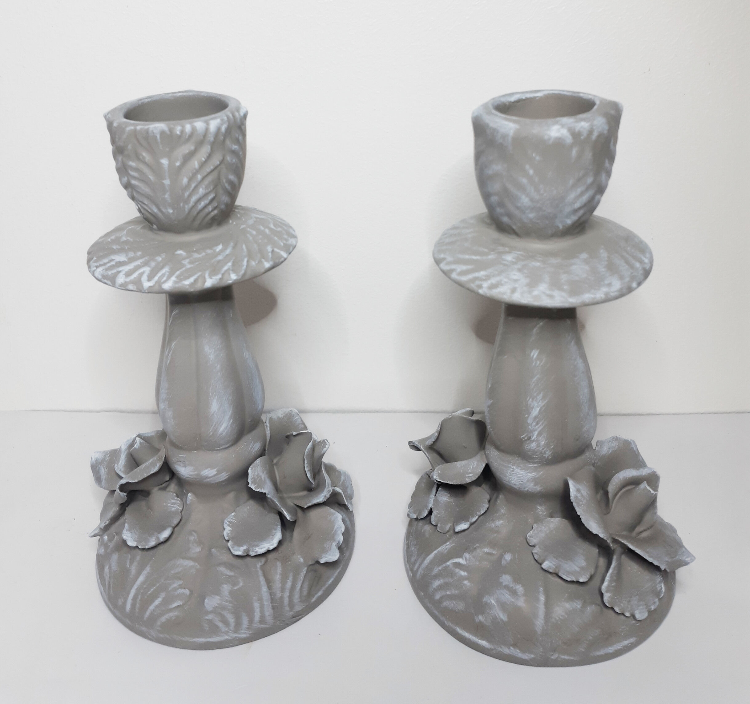 Bougeoirs de table en porcelaine italienne Capodimonte, fin XIX ème , patinée taupe