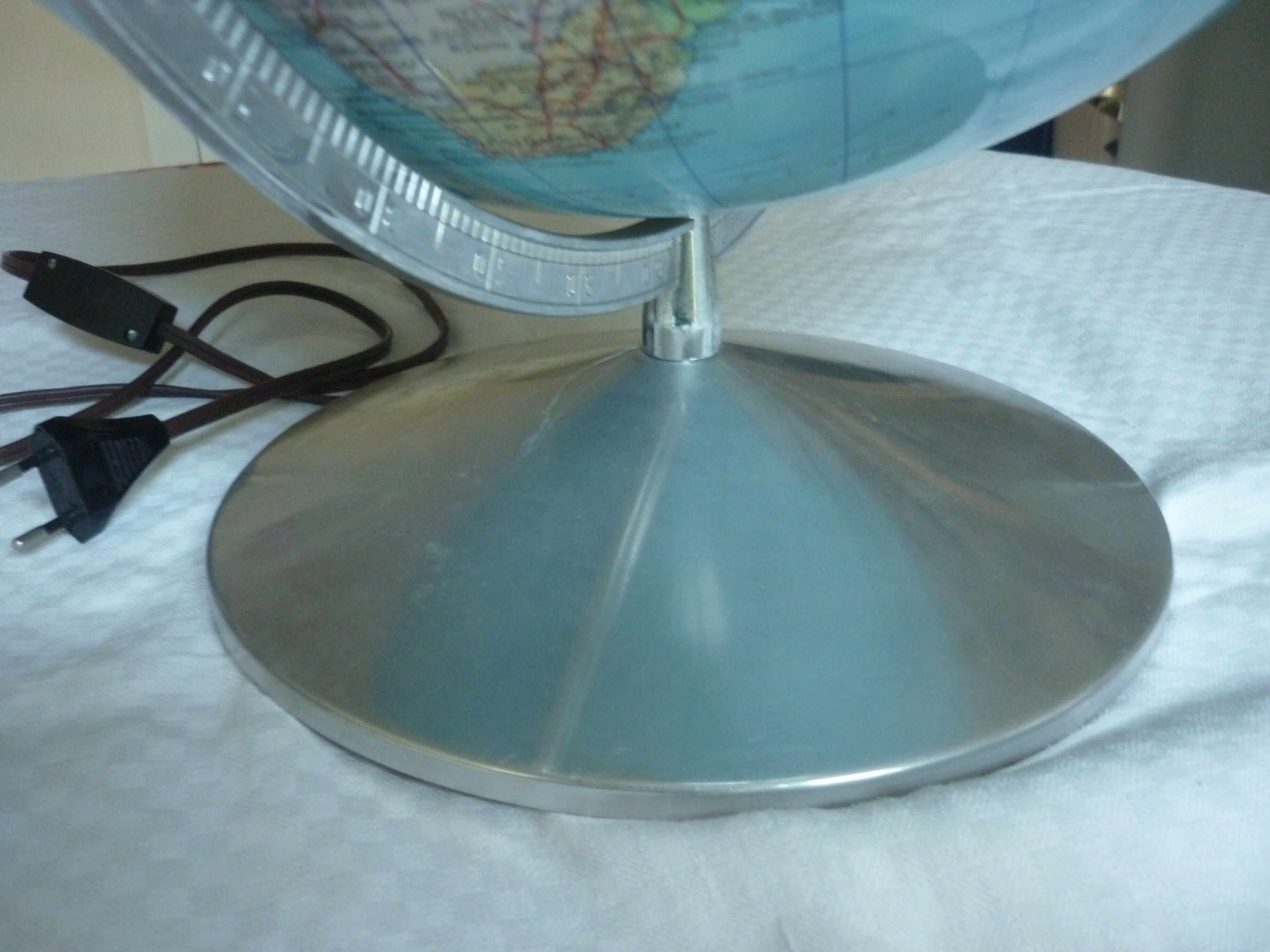 Large globe land light diameter