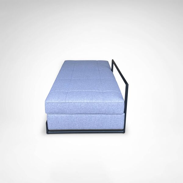 Lit de jour par Eileen Gray en métal noir et tissu en laine Kvadrat pour Classicon.