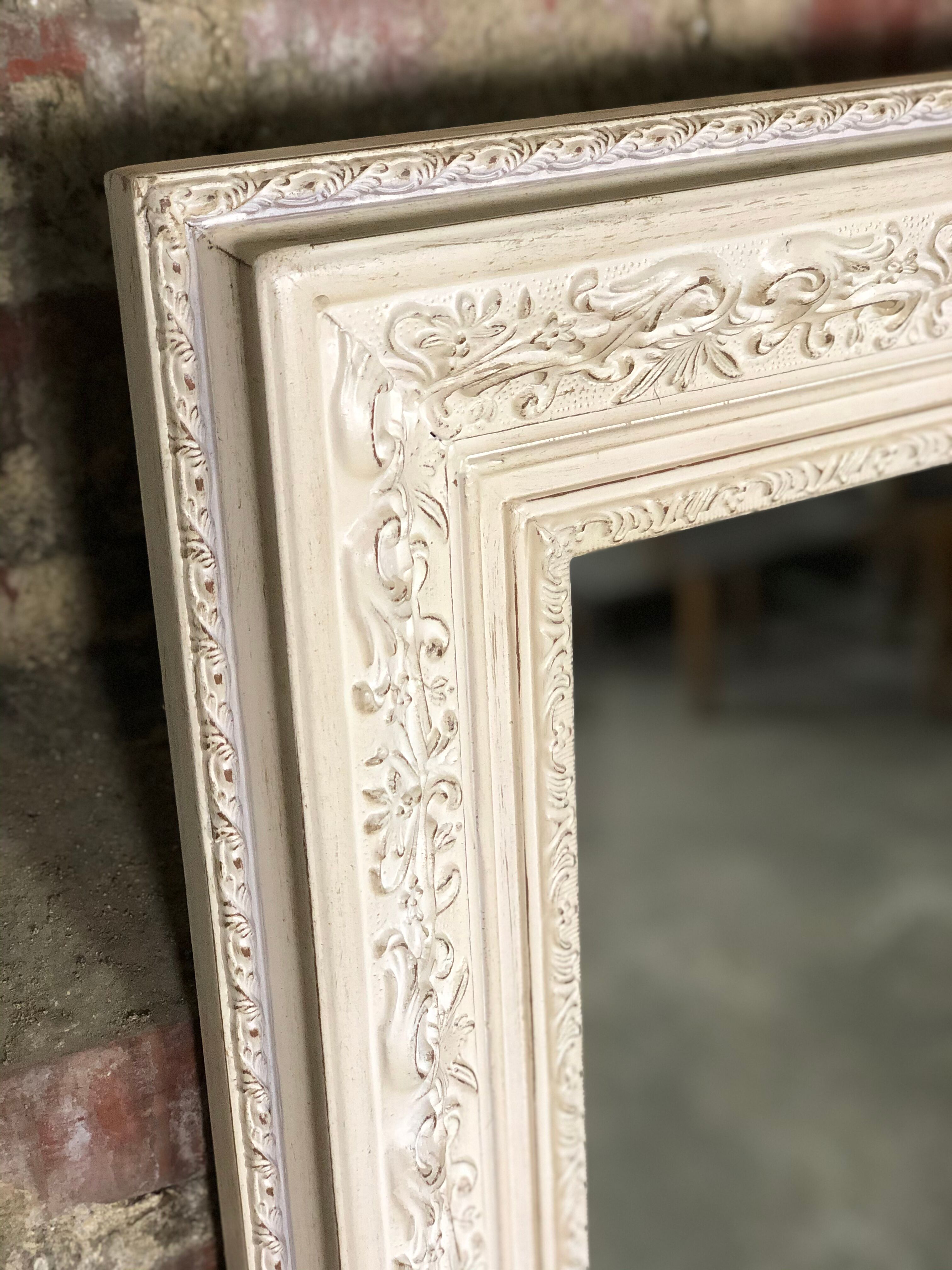 Louis XV-style mirror in wood and white stucctuc and patinated beige