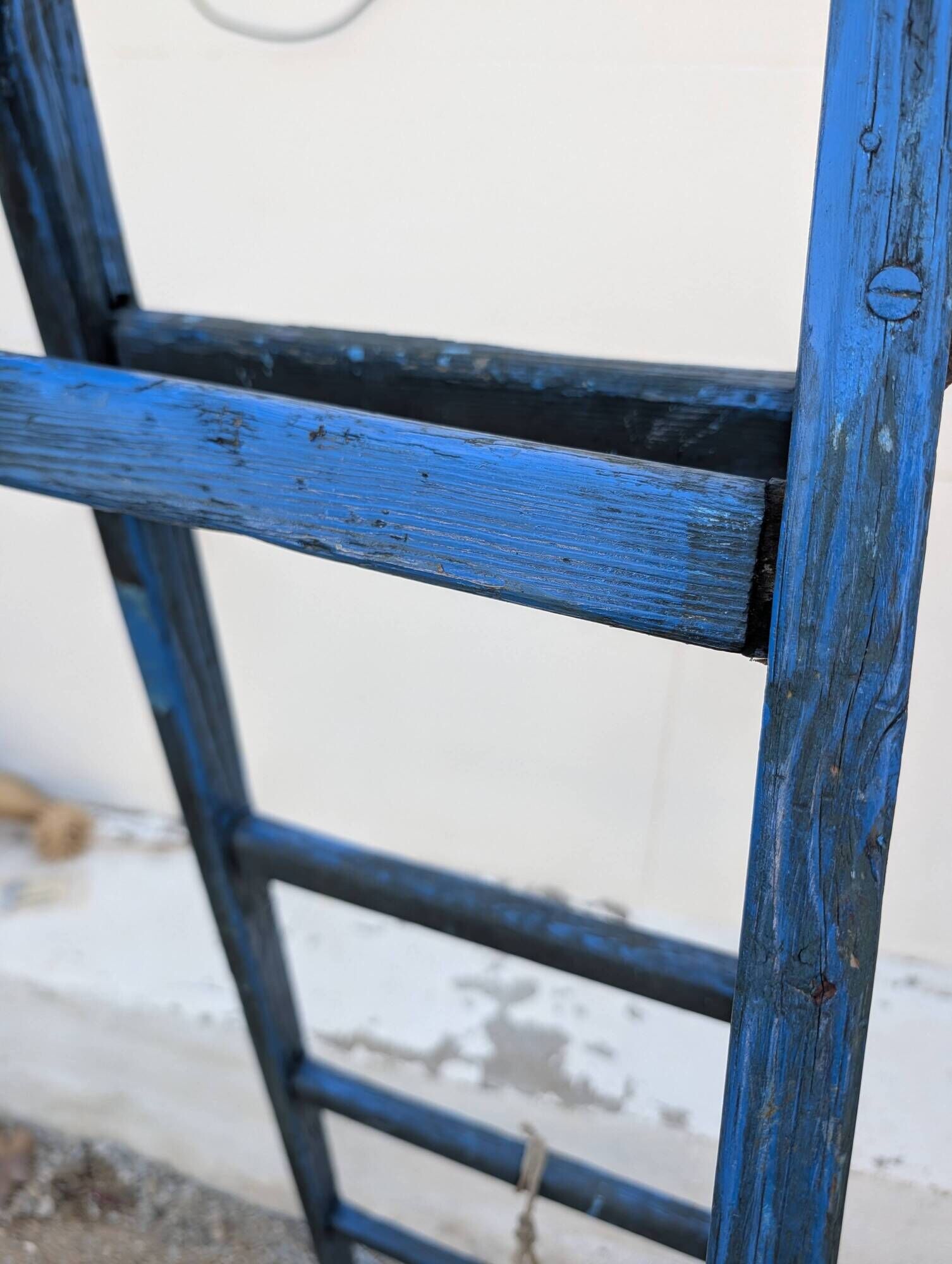 Old electric blue scale
