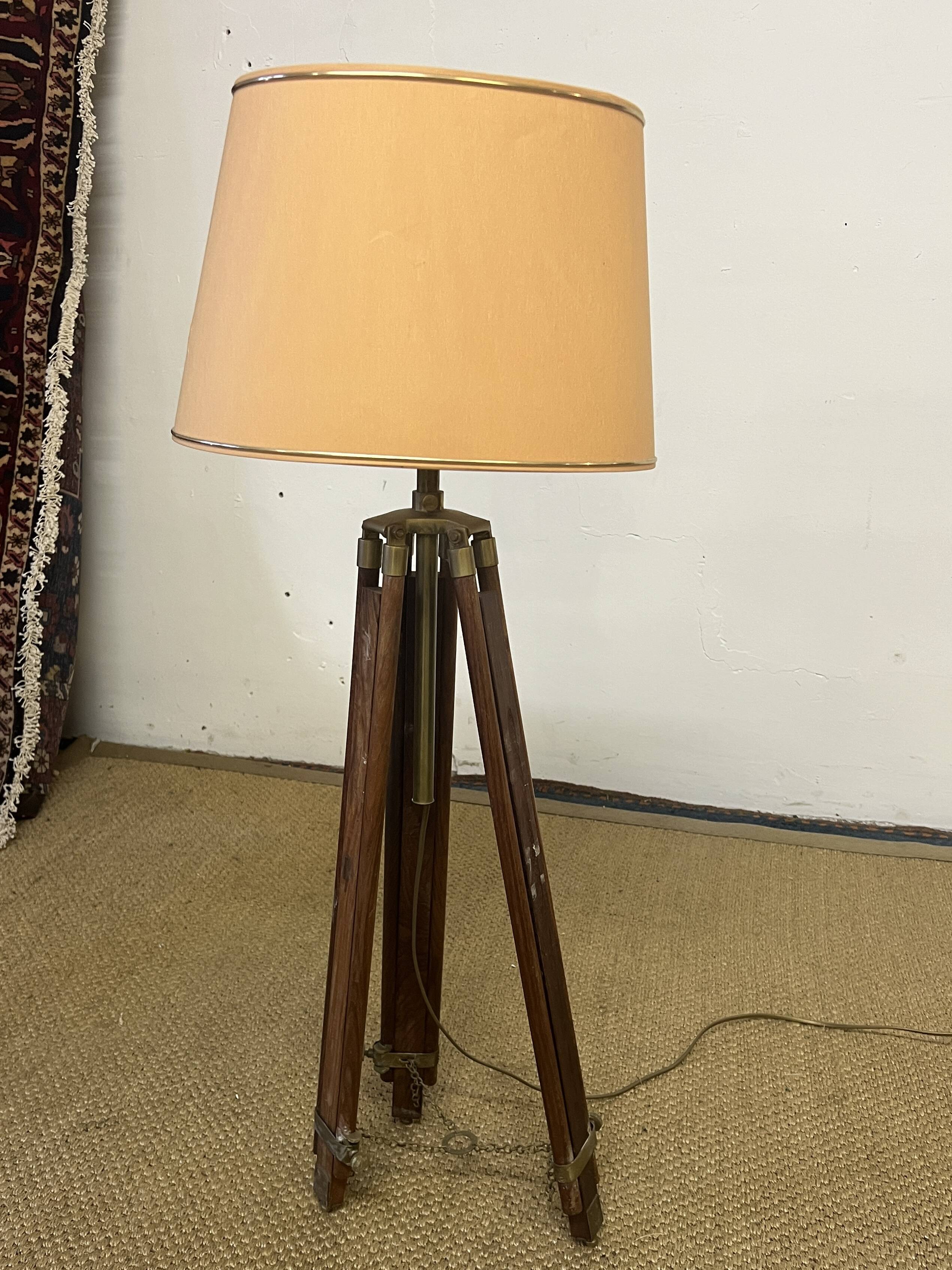 Tripod floor lamp in wood and adjustable brass