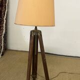 Tripod floor lamp in wood and adjustable brass