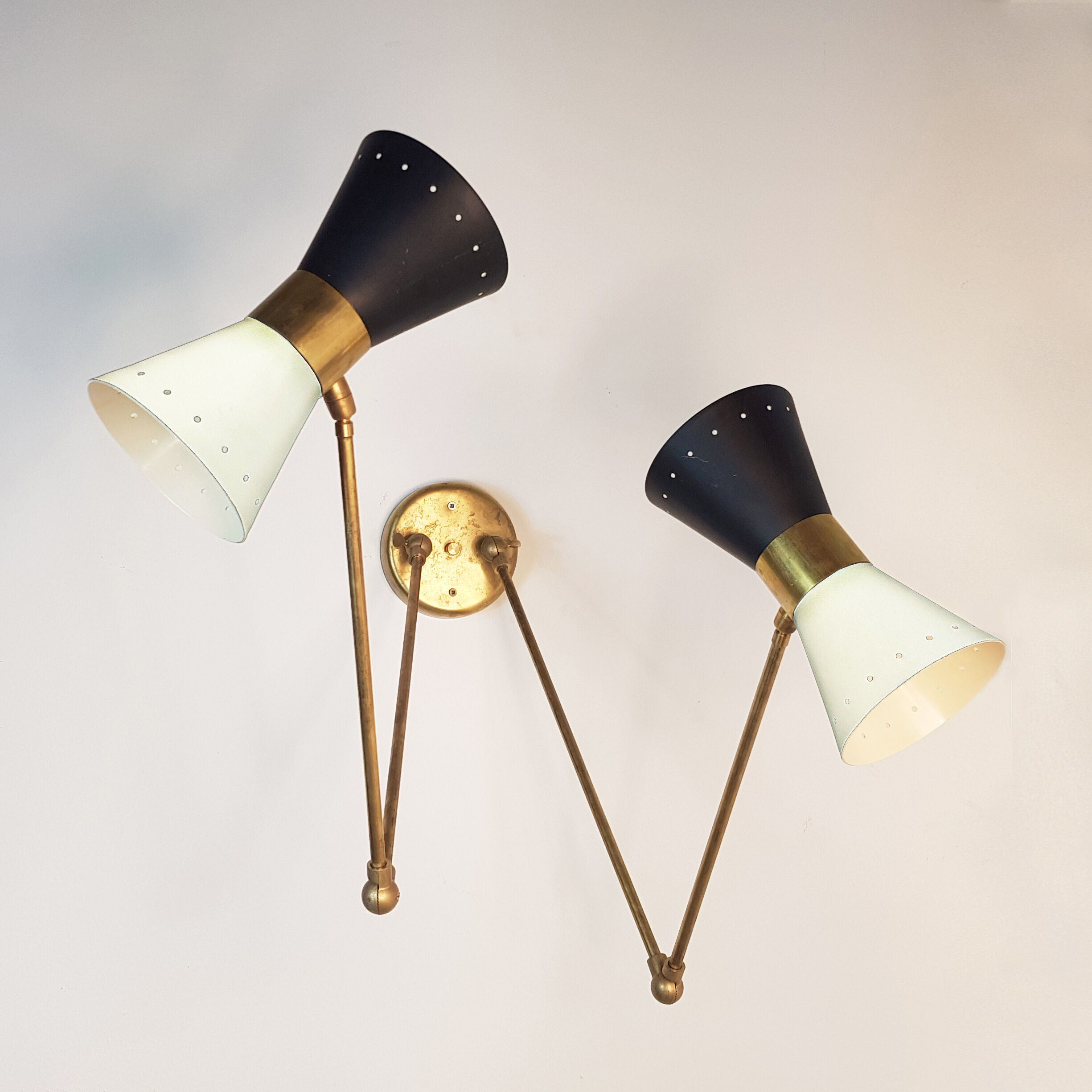 Double articulated wall sconce diabolo