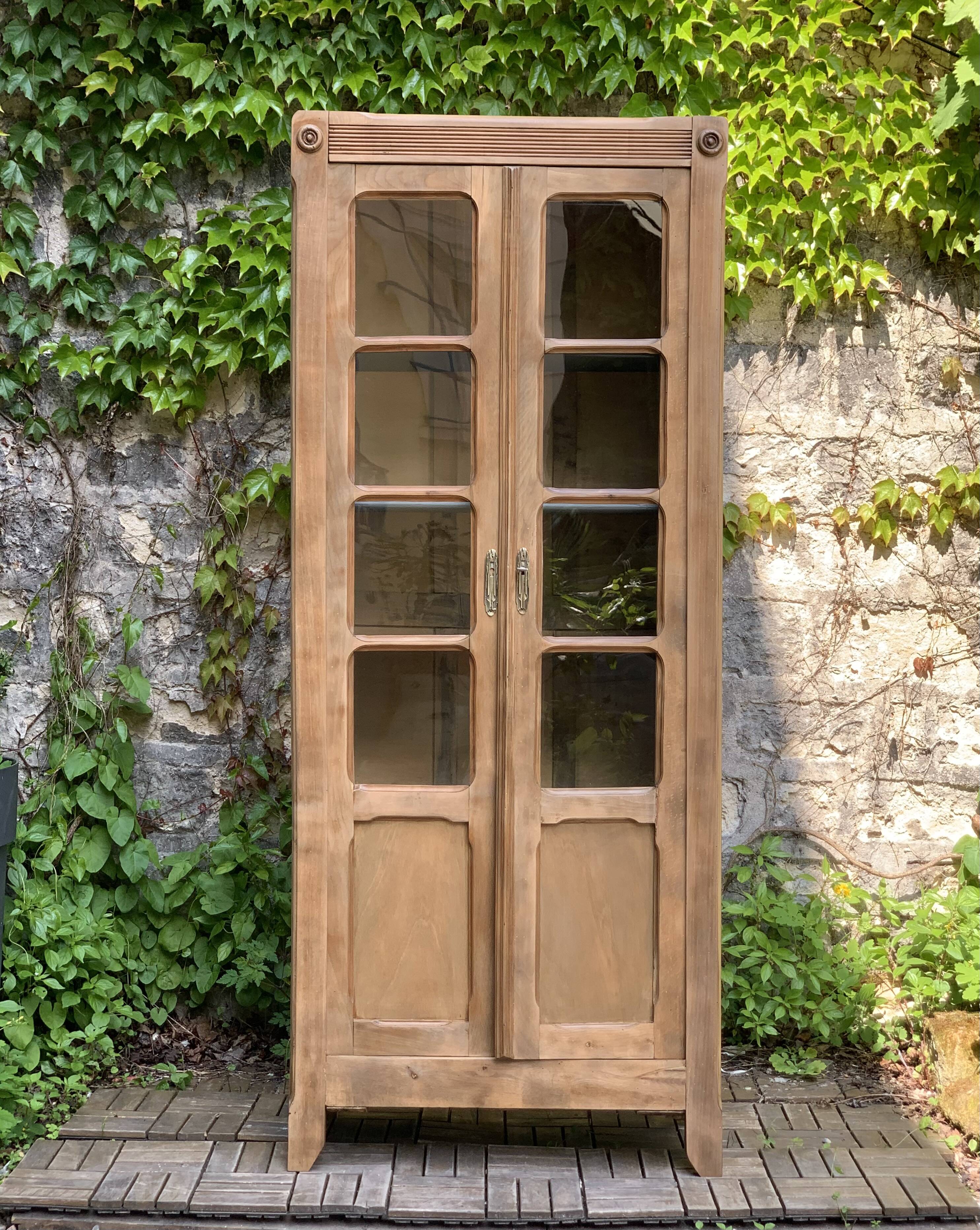 Armoire parisienne vitrée en bois brut, 1940