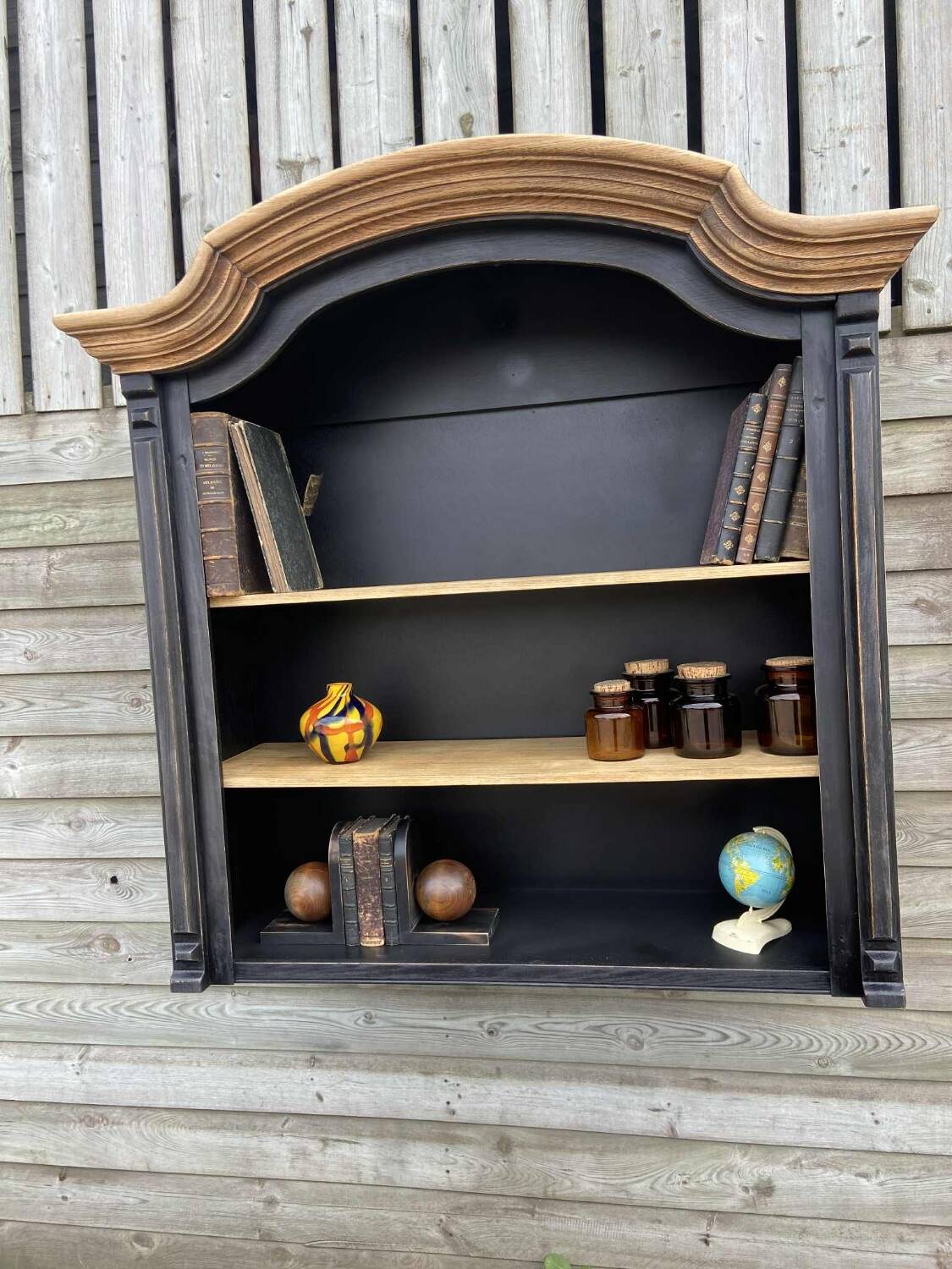 Wall-mounted shelf unit