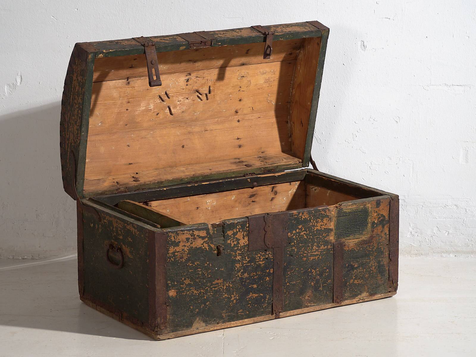 Antique chest with green patina (c.1900)