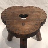 Tabouret tripode en bois ciselé