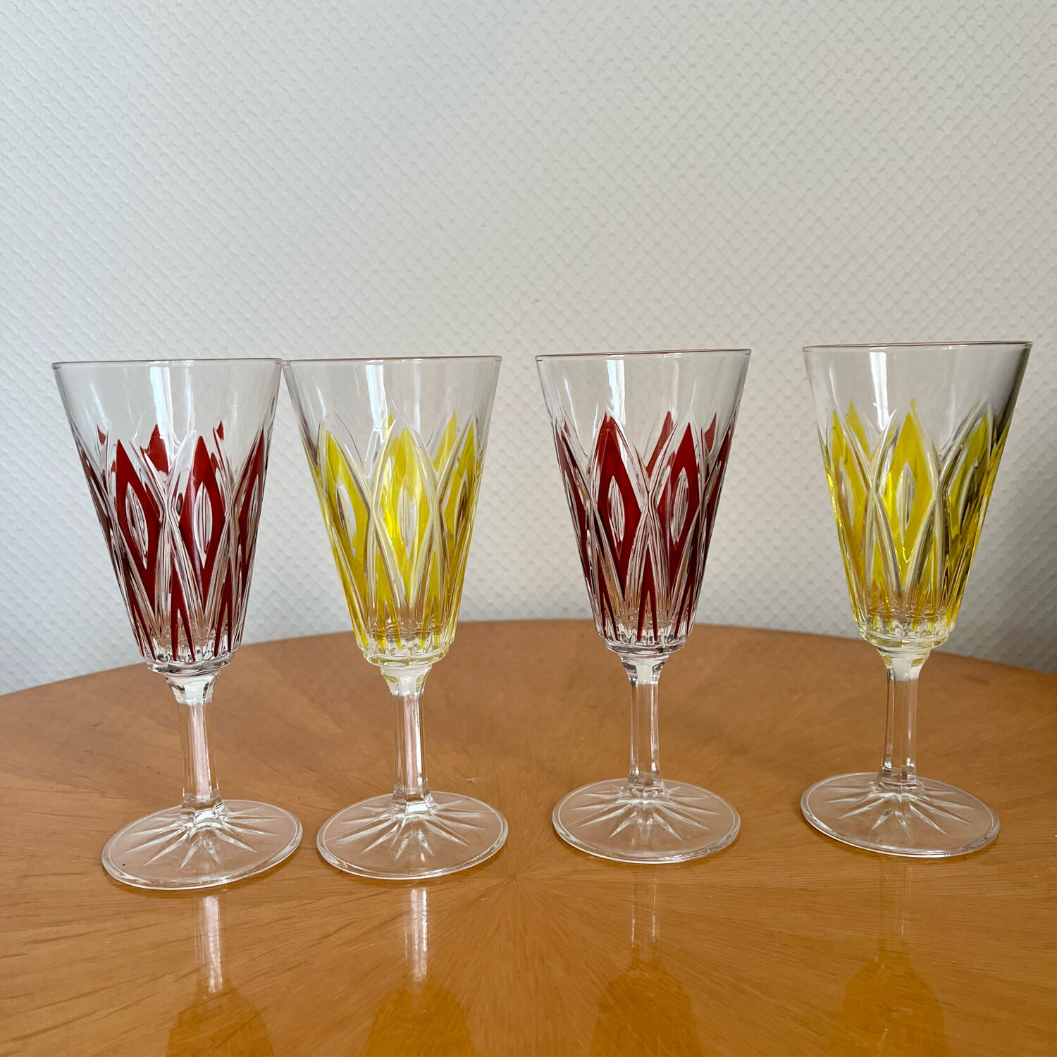 Ensemble de 4 flutes verres à vin anciens