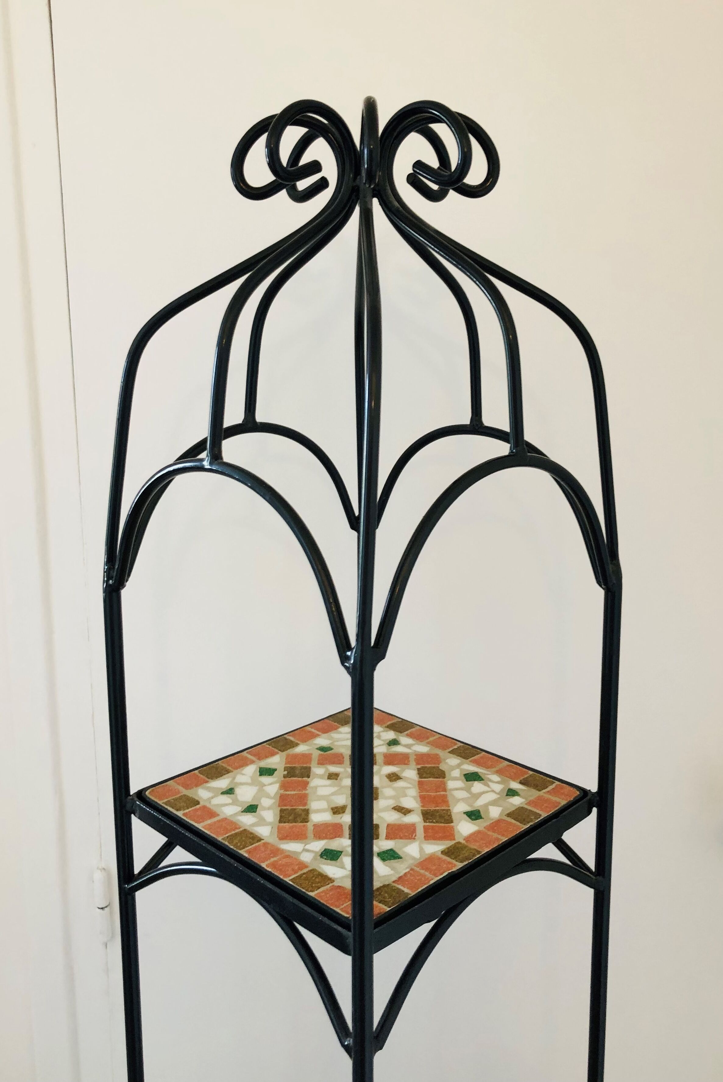 Etagère en fer forgé et mosaïque