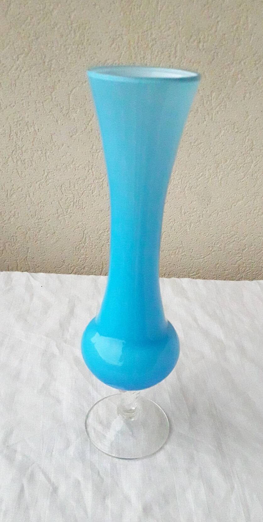 Vase en opaline bleue