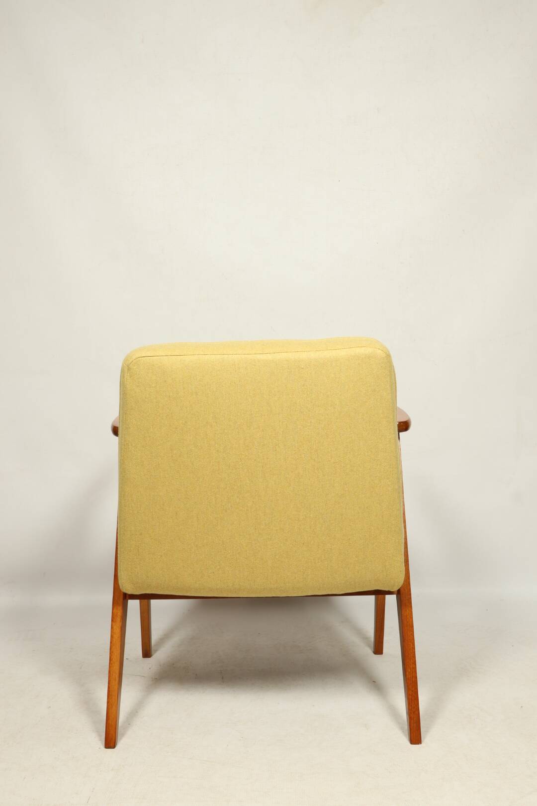 Fauteuil en laine jaune au design scandinave après rénovation