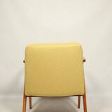 Fauteuil en laine jaune au design scandinave après rénovation