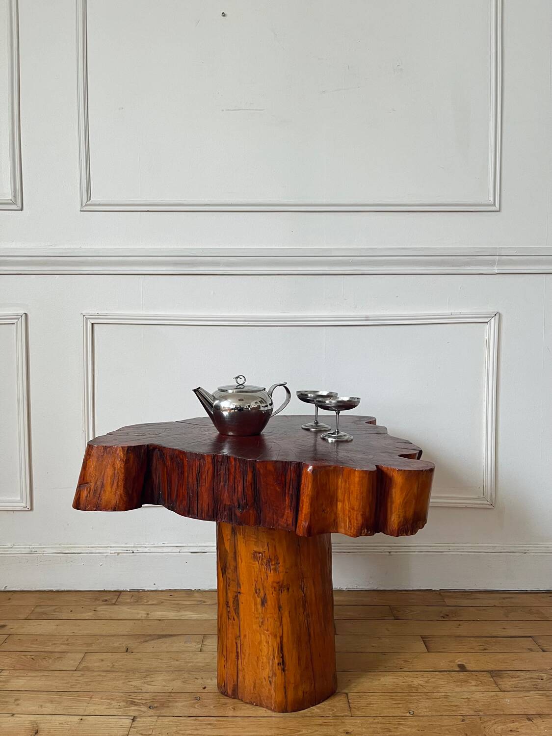 Table basse brutaliste en bois massif