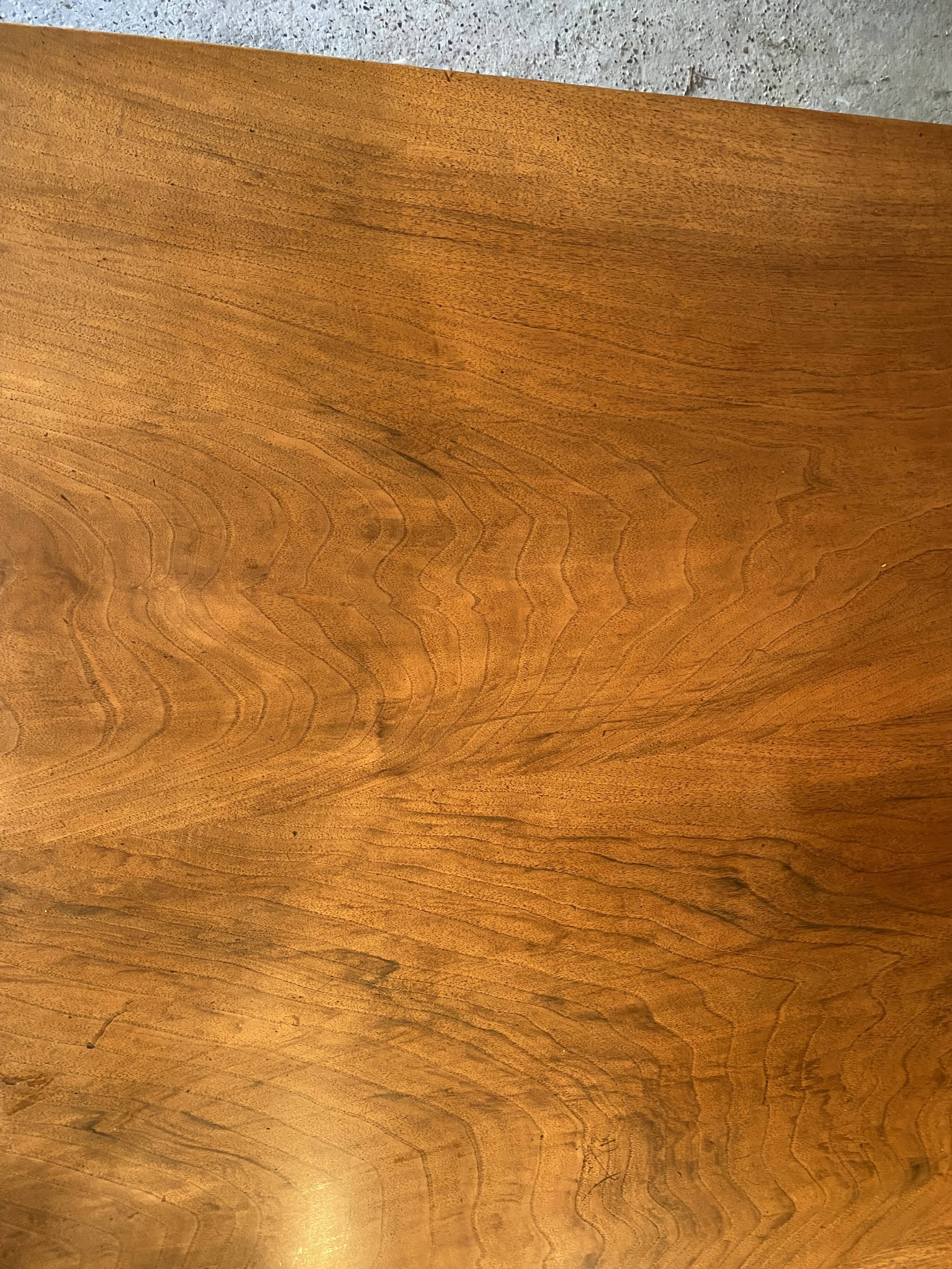 Table ancienne en noyer massif