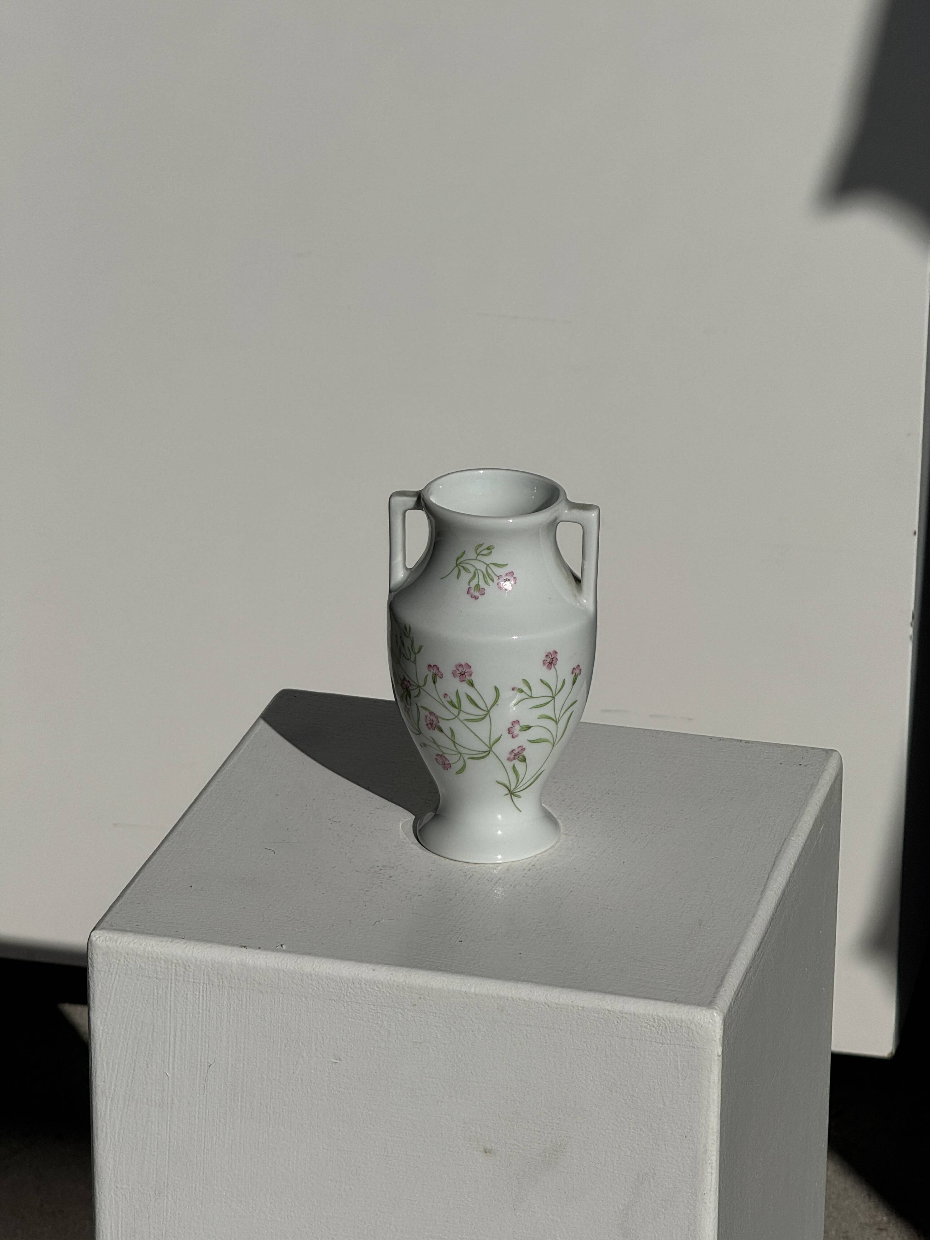 Small porcelain amphora from the Royal Lily of Limoges, limited edition, decorated.